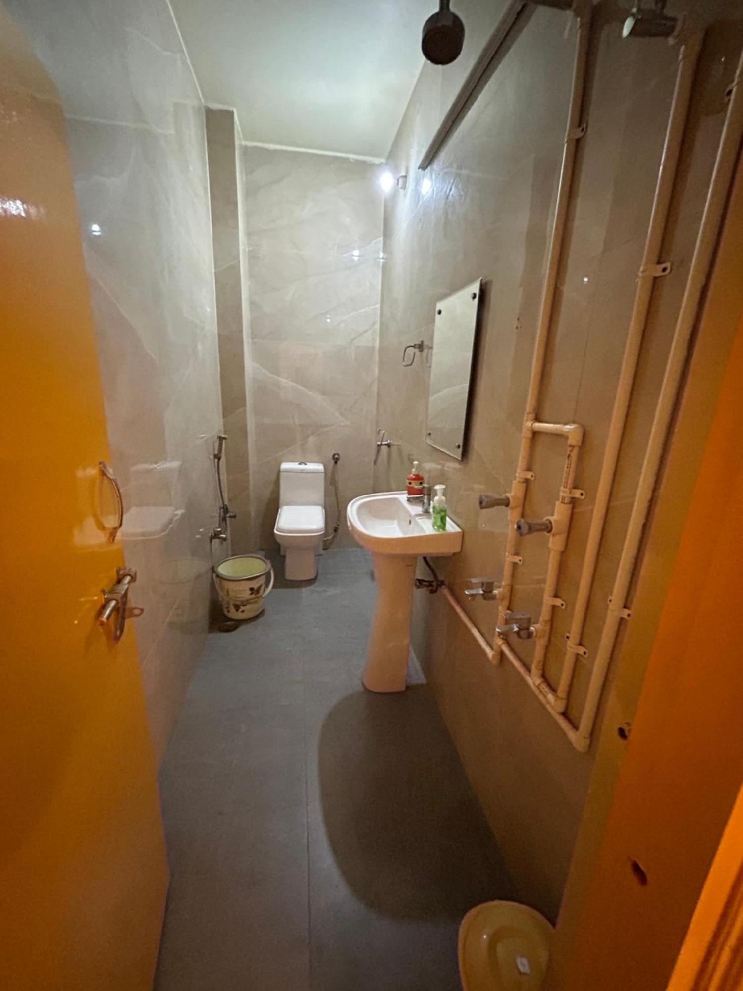 The Yellow House - Couple'S Getaway In Gomti Nagar- 1 Bhk Lucknow Exteriör bild